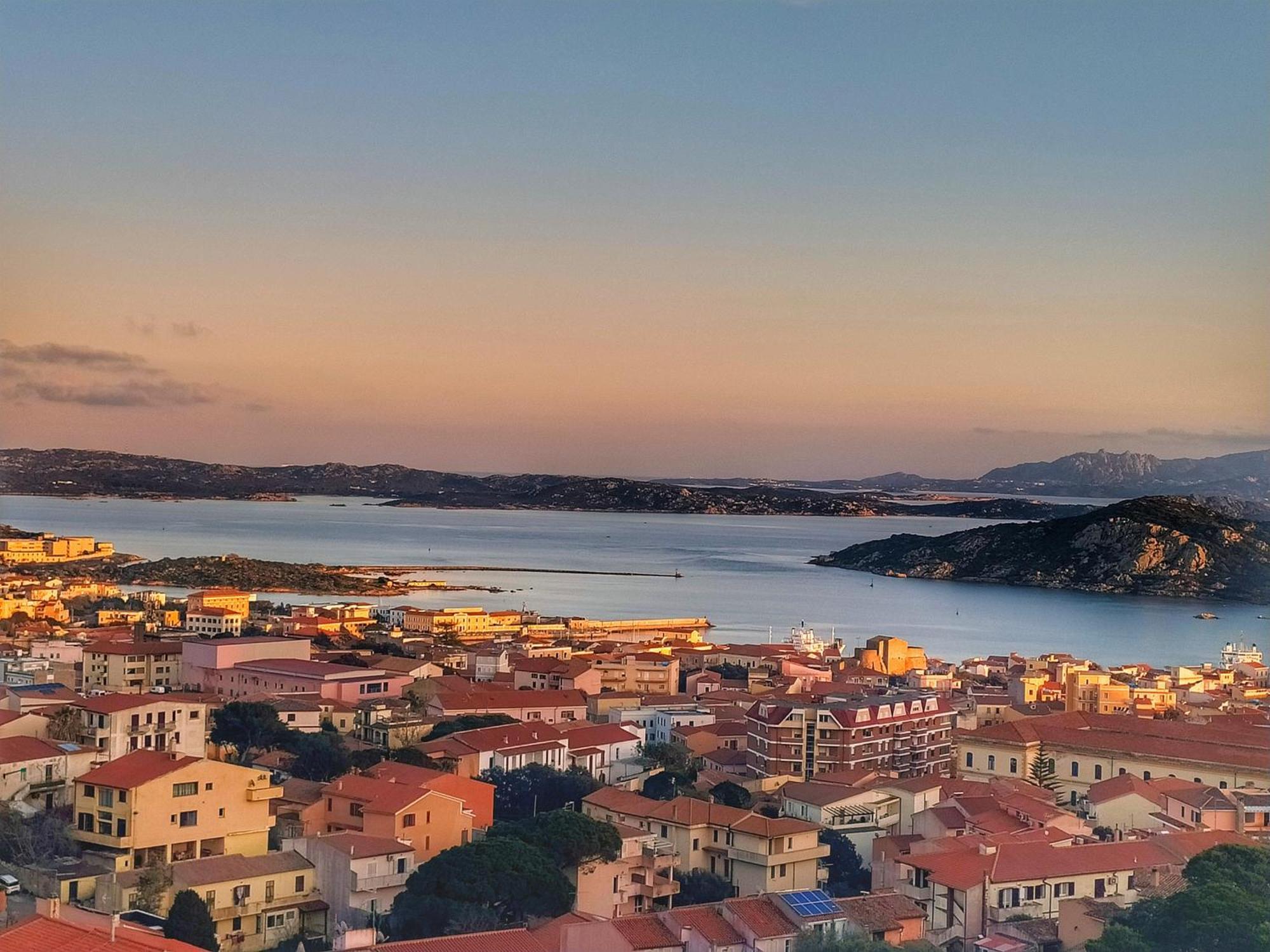 Appartamento Vista Mare A La Maddalena Exterior foto